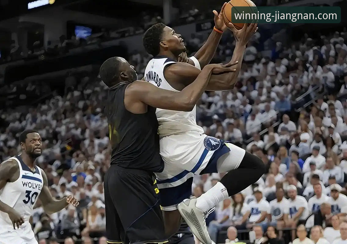 米切尔42分 vs 班凯罗36分：一场对攻大战背后的战术博弈